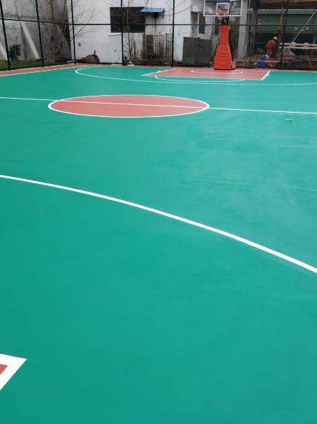 芦淞 球场长期使用易出现地面开裂